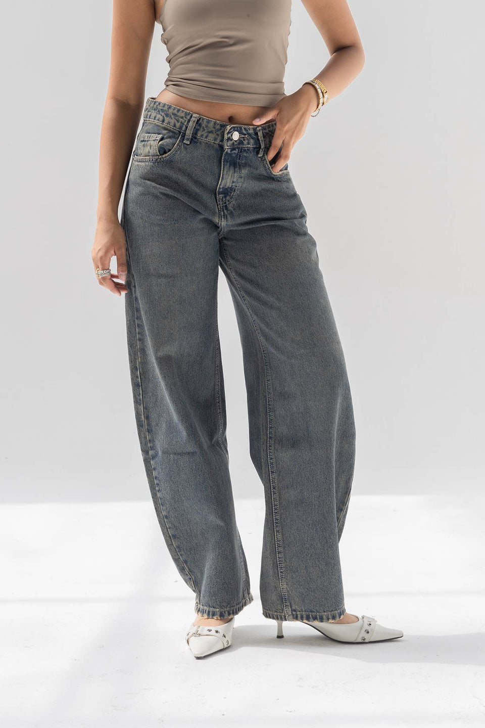 Vintage Blue Low-Rise Balloon Jeans with Frayed Hem