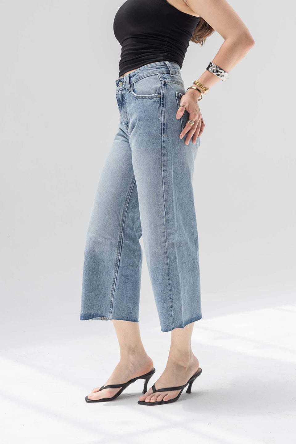 Light Blue Cropped Wide-Leg Jeans with Frayed Hem