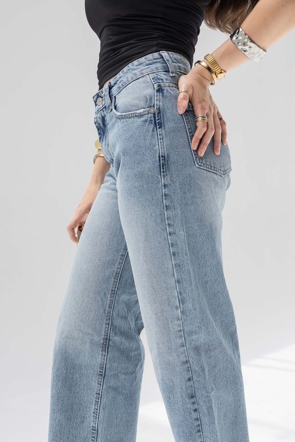 Light Blue Cropped Wide-Leg Jeans with Frayed Hem